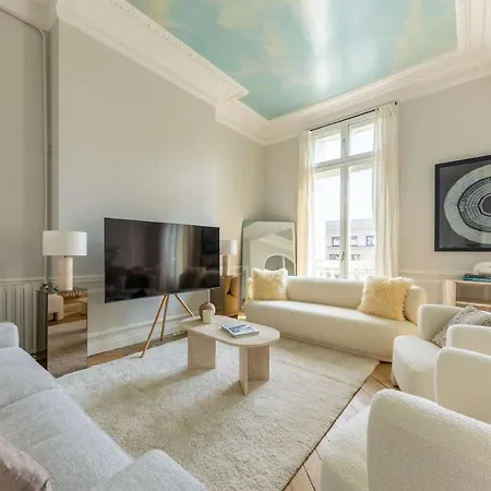 Exceptional Eiffel Tower Gem 4bed 8p In Trocadero Apartment
