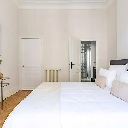 Exceptional Eiffel Tower Gem 4bed 8p In Trocadero Apartment *